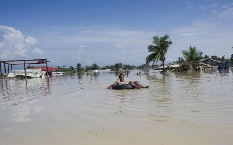 Phao bằng săm xe tự chế của người dân Myanmar.