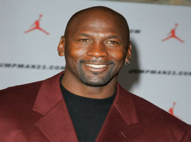 Năm 2006, Allen Heckard đến từ bang Oregon, Mỹ, đã đâm đơn kiện huyền thoại bóng rổ Michael Jordan và đòi bồi thường số tiền 416 triệu USD với lý do hai người có ngoại hình khá giống nhau khiến Allen cảm thấy bị tổn thương, xúc phạm. Tuy nhiên, cuối cùng Heckard đã thua kiện.