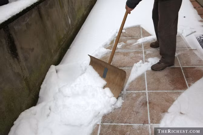 Năm 2004, Dolores Tanel – một nhân viên của dịch vụ giao hàng ở Brookfield – đã bị trượt chân và ngã khi đang đi giao hàng tới nhà cụ Anne Keipper, 80 tuổi. Ba năm sau, cụ Keipper nhận được thông báo từ công ty bảo hiểm của Tanel, yêu cầu cụ bồi thường thiệt hại.