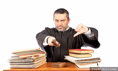 Năm 2007, Roy Pearson – thẩm phán tòa án ở Washington (Mỹ) đã yêu cầu tiệm giặt đền 67 triệu USD vì làm mất quần của anh. Tuy nhiên, tòa án đã bác bỏ đơn kiện này và thậm chí sa thải Roy.