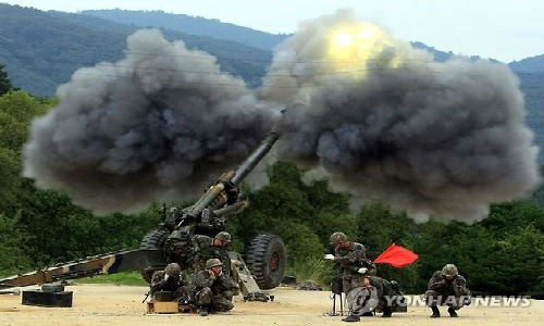 Ngày 20/8, hai miền Triều Tiên đấu pháo qua biên giới. Bình Nhưỡng nã pháo về phía binh sĩ Hàn Quốc và Seoul đã phản pháo ngay lập tức. Ảnh: Một cuộc tập trận bắn pháo của quân đội Hàn Quốc.