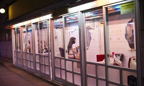 Cảnh tượng tại phố đèn đỏ ở đường 558 thuộc quận Cheongnyangni ở phía đông Seoul. Hãng thông tấn Yonhap cho biết, đây từng là nơi nổi tiếng nhất Hàn Quốc trong thập niên 80 - 90, với hơn 1.000 gái mại dâm hành nghề. Ảnh: WSJ.