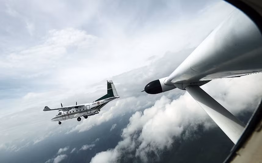 Một chiếc máy bay của Bộ Nông nghiệp và Hợp tác Thái Lan chuẩn bị phun canxi oxit nhằm tạo ra mưa nhân tạo.