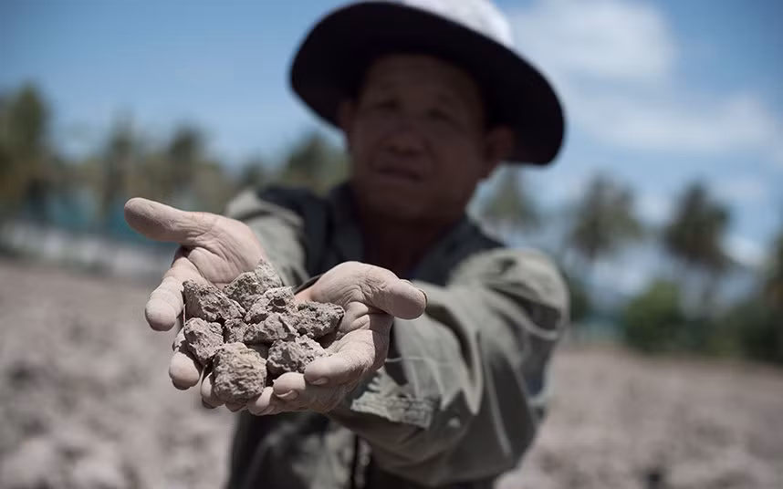 Đất đai khô cằn vì hạn hán.