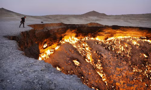 “Cánh cửa địa ngục” Darvaza ở sa mạc Karakum, Turkmenistan. Ngọn lửa ở đây đã cháy suốt hơn 40 năm.