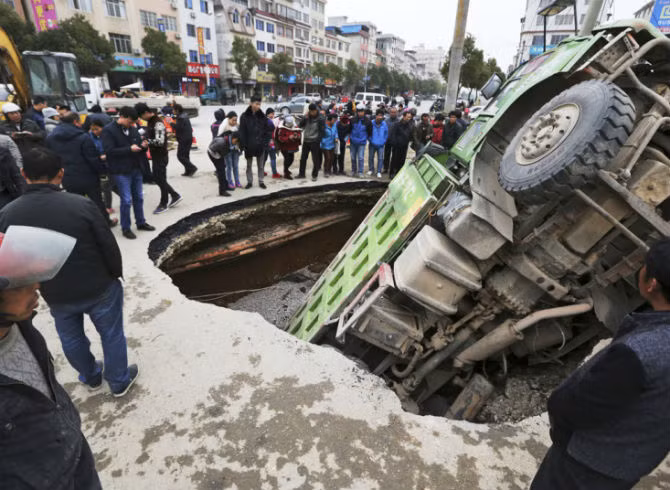 Chiếc xe tải rơi xuống miệng hố khổng lồ ở Guilin, Khu tự trị dân tộc Choang Quảng Tây, Trung Quốc.