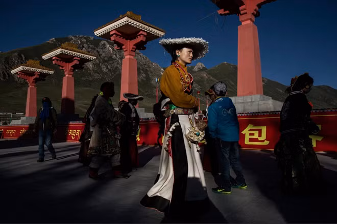 Người dân địa phương tham gia lễ hội do chính phủ tài trợ.