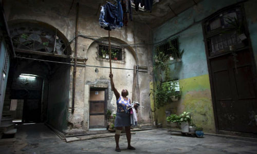 Odelia Pedroso, 59 tuổi, phơi quần áo trong sân nhà ở Havana, ngày 30/7/2015.