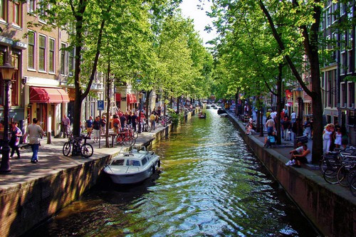 Amsterdam - thủ đô của Hà Lan – là một trong những thành phố đẹp nhất Châu Âu. Amsterdam có rất nhiều kênh, trong đó có bốn con kênh lớn là Singel, Keizergaracht, Prinsengracht và Herengracht.