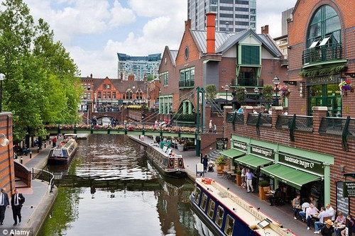 Birmingham: Thành phố Birmingham ở Anh có nhiều kênh hơn thành phố Venice (Italy). Đi thuyền dọc theo những con kênh, du khách sẽ được ngắm những tòa nhà cổ kính và những danh lam thắng cảnh với nét đẹp bình dị.