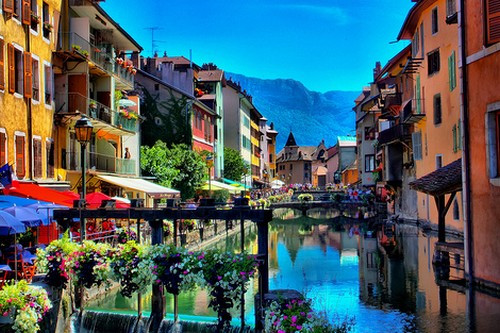 Annecy: Thành phố xinh đẹp này nằm ở vùng Haute-Savoie, Pháp. Dọc những con kênh ở thành phố này có rất nhiều nhà hàng, bạn có thể thỏa mãn niềm đam mê ẩm thực của mình.