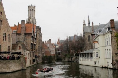 Thành phố Bruges (Bỉ) được UNESCO công nhận là Di sản thế giới. Những con kênh Reiens gặp nhau ở Biển Bắc, chảy qua những tòa nhà, nhà thờ cổ kính nơi đây.