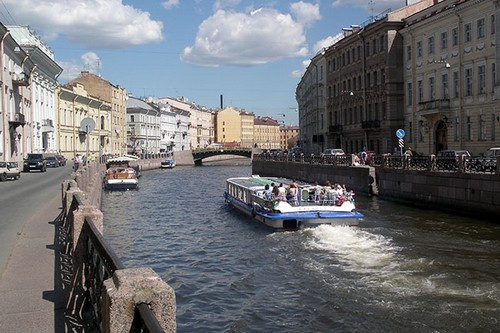 St.Petersburgh: Đây là thành phố lớn thứ hai của nước Nga. Ngồi trên thuyền đi trên những con kênh và ngắm nhìn các tòa nhà cổ kính, cung điện, nhà thờ, viện bảo tàng,...chắc chắn sẽ đem lại những giây phút thư giãn khó quên.