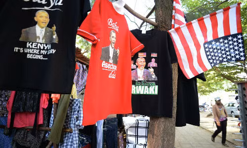 Những chiếc áo in hình ông chủ Nhà Trắng được bán nhiều trong chợ Kogelo.