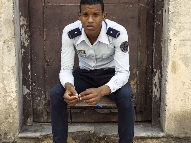 Javier Marine, 20 tuổi, là một nhân viên bảo vệ ở trường French Lyceum, trung tâm Havana.