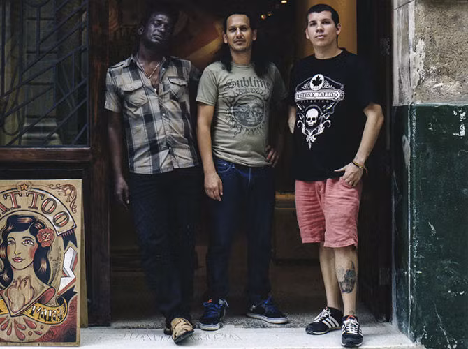 David Perez Laza, Leo Canosa, và Mauro Coca là những nghệ sĩ xăm hình ở La Marca.