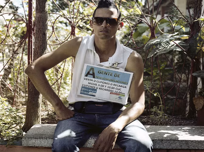 William Montano, 27 tuổi, từng là một ngư dân. Hiện tại, anh đang bán thẻ điện thoại ở Vedado. Tuy nhiên, vào mỗi Chủ Nhật, anh vẫn thường đến Malecon câu cá.