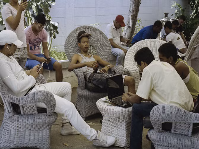 Hàng chục thanh niên Cuba mang điện thoại và máy tính đến studio Kcho ở El Romerillo để kết nối internet miễn phí.