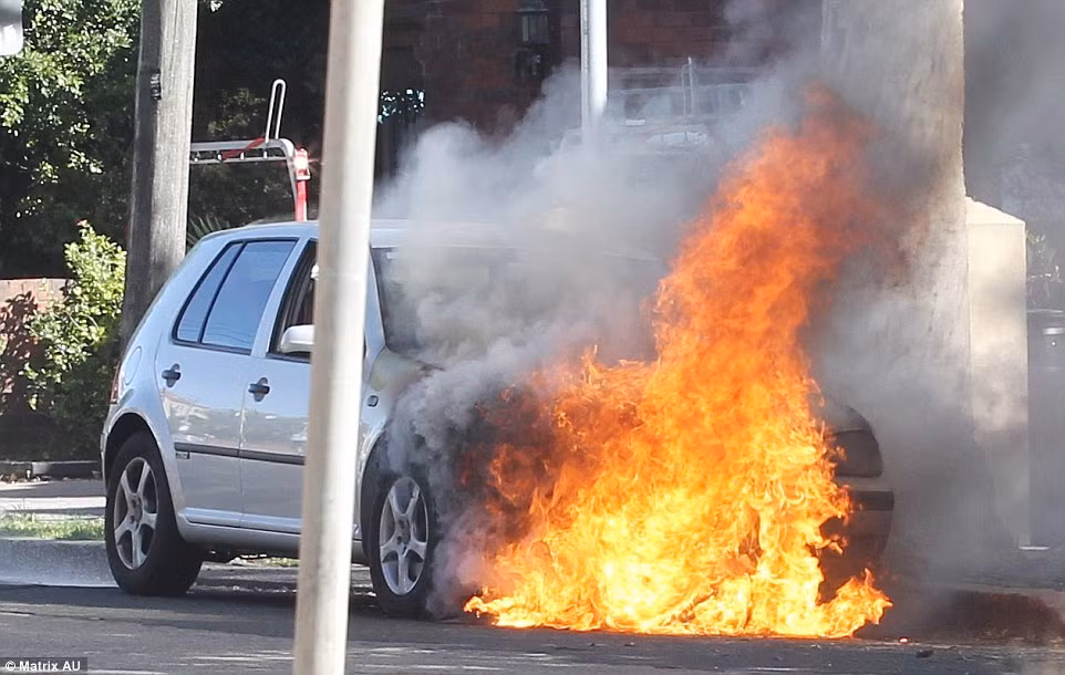 Một cậu bé đã được kéo ra khỏi chiếc xe bốc cháy ngùn ngụt.