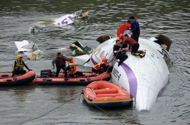 Những người sống sót nhanh chóng được chuyển lên phao cứu hộ để đưa đi cấp cứu. Hiện công tác cứu hộ đang diễn ra.