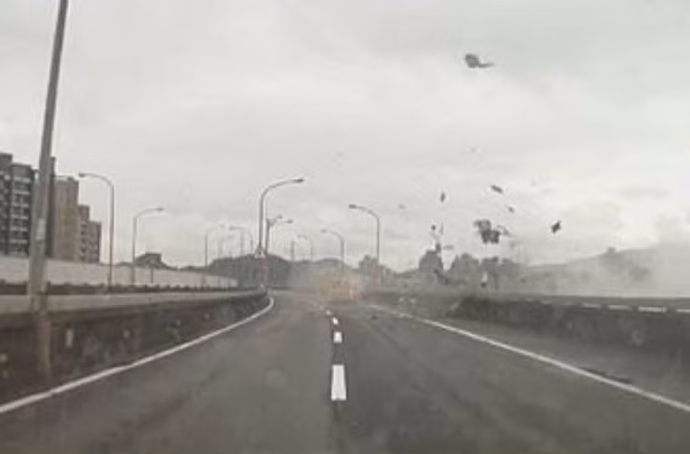 Cánh trái máy bay va chạm với thành cầu.