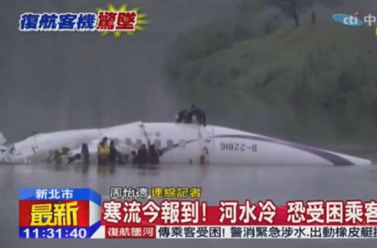 Đội cứu hộ tiếp cận thân máy bay để cứu những người sống sót