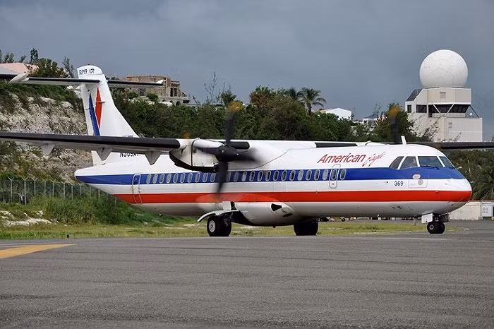 Ngày 31/10/1994, chiếc máy bay ATR 72-200 của hãng American Eagle dự kiến từ Indianapolis tới Chicago. Trong khi giảm dần đến độ cao 8,000 feet, máy bay đã vượt khỏi tầm kiểm soát và bị rơi. 4 thành viên phi hành đoàn và 64 hành khách đều thiệt mạng.