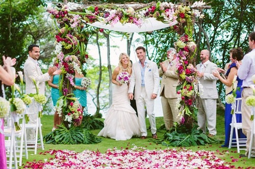 Costa Rica có hệ sinh thái phong phú, nhiều thác nước, núi lửa và những bờ cát trắng. Các cặp đôi có thể tổ chức một đám cưới ấm cúng trên bờ biển hoặc một đám cưới hoành tráng trong một tòa lâu đài theo phong cách Châu Âu cổ điển.