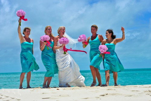 Quần đảo Caribbean xinh đẹp với những bãi biển “lộng lẫy”, thời tiết tuyệt vời, cùng với những điệu nhạc sôi động đã trở thành điểm đến lí tưởng để tình yêu có thể đâm hoa kết trái. Caribbean mang đến cho các cặp đôi rất nhiều sự lựa chọn để làm đám cưới.