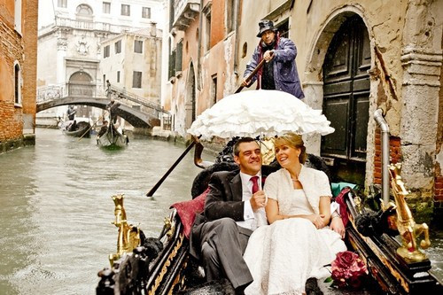 Còn gì có thể tuyệt vời hơn khi được tổ chức đám cưới tại Italy lãng mạn! Hành trình tình yêu với khung cảnh lãng mạn nhưng cũng không kém phần quyến rũ của Địa Trung Hải là điều mà rất nhiều cặp đôi mơ ước. 