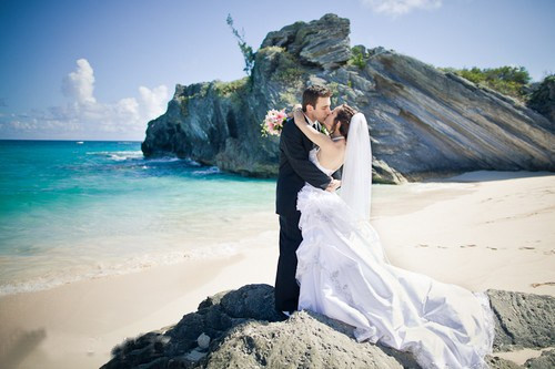 Bermuda có một sức quyến rũ kì lạ, với những bãi biển tuyệt đẹp, những mỏm đá kỳ vĩ và truyền thống hào hùng. Bermuda chính là địa điểm lí tưởng cho những cặp đôi muốn tổ chức đám cưới trên bờ biển.