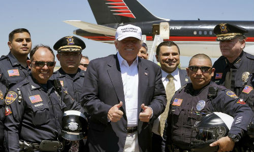 Ông Donald Trump chụp ảnh cùng cảnh sát khi ông rời Laredo, bang Texas, Mỹ, ngày 23/7/2015.