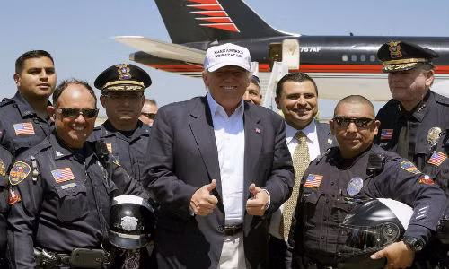 Ông Donald Trump chụp ảnh cùng cảnh sát khi ông rời Laredo, bang Texas, Mỹ, ngày 23/7/2015.