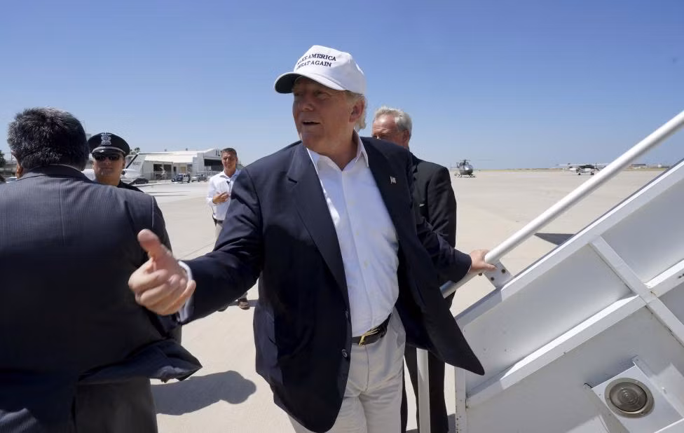 Donald Trump chuẩn bị lên máy bay rời Laredo.