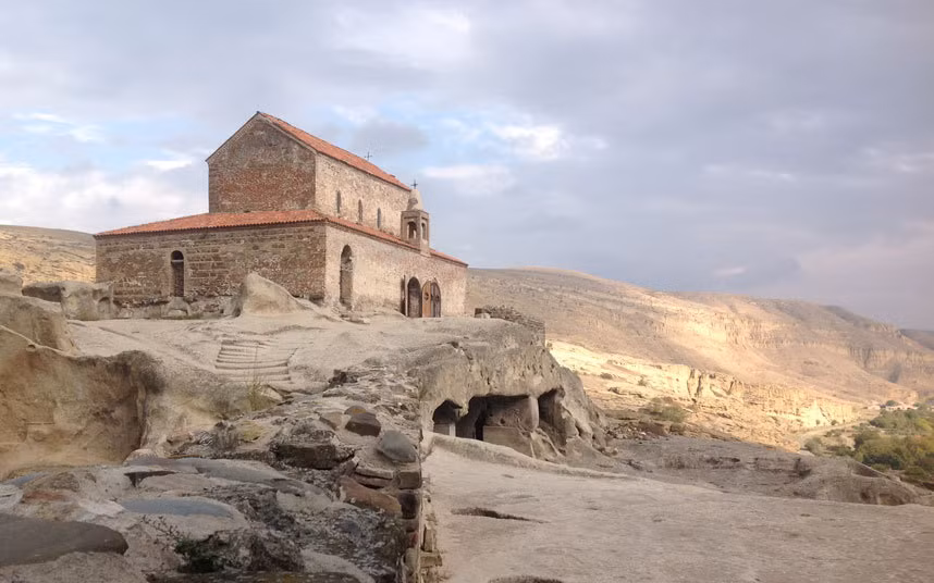 Vùng Kakheti, Georgia. Điểm nổi bật của Kakheti bao gồm thành phố đá 3000 năm tuổi Uplistiske và kỹ thuật chế biến rượu vang cách đây 8000 năm.