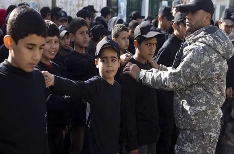 Các sĩ quan thuộc lực lượng Qassam chịu trách nhiệm hướng dẫn các học viên xếp hàng, thực hiện các bài tập rèn luyện độ dẻo dai và thao diễn.