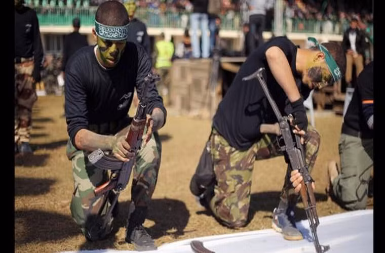 Học viên thực hành cách tháo lắp súng.