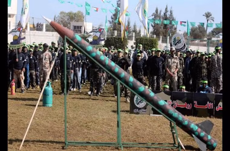 1 quả pháo rocket tự chế trong buổi thao diễn. Hàng trăm thiết bị tương tự đã được sử dụng ở các thành phố Israel trong những năm gần đây.