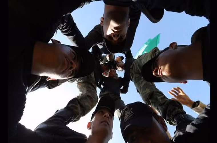 Washington Post dẫn lời 1 sĩ quan Qassam tên Abu Mujahed: “Các trại huấn luyện được thiết kế để đáp ứng nhu cầu của giới trẻ là tham gia 1 hoạt động gì đó”.