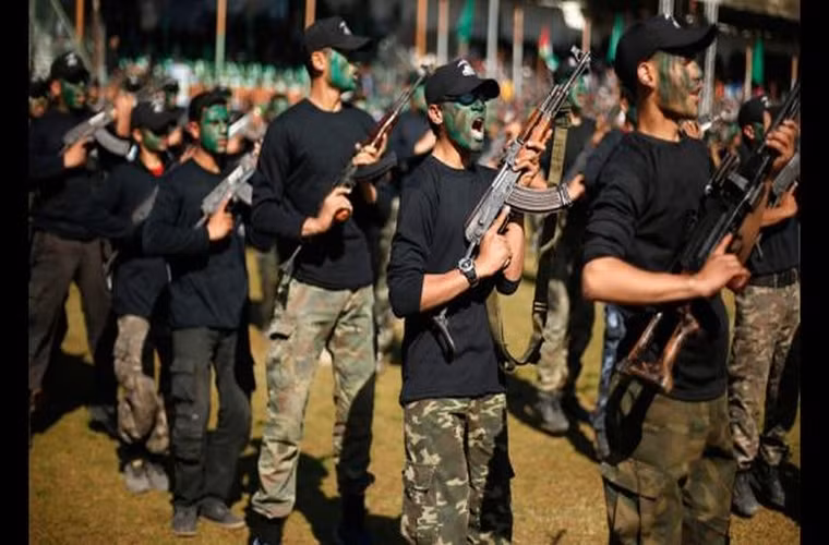 Tập luyện với súng AK-47