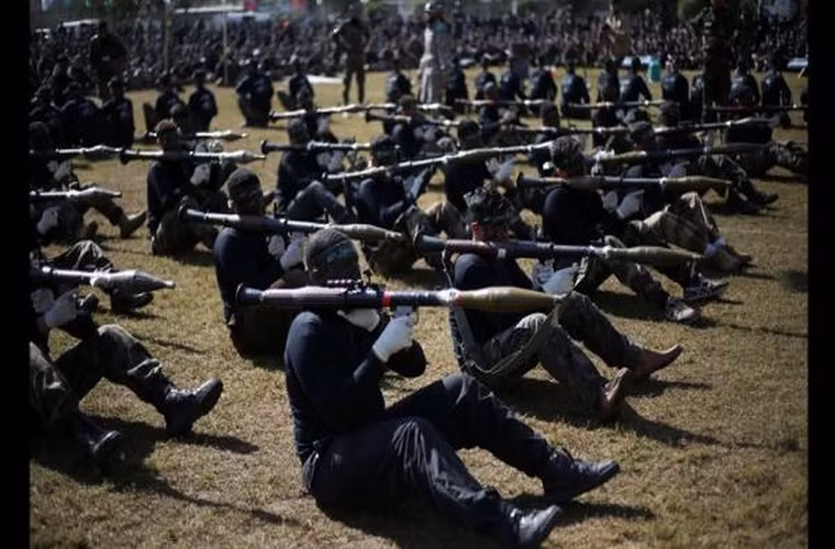 1 tổ học viên với tên lửa vác vai.