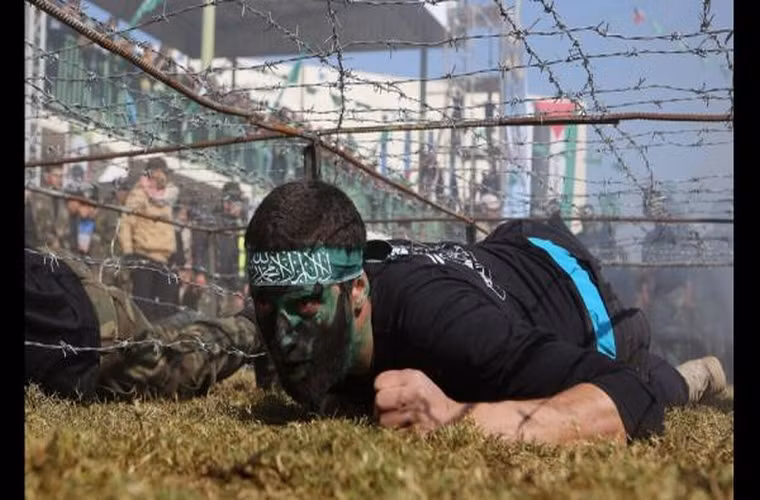  Bài tập vượt chướng ngại vật với dây thép gai.