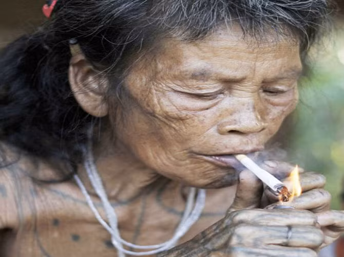 Họ thư giãn sau những giờ săn bắt bằng cách hút thuốc.