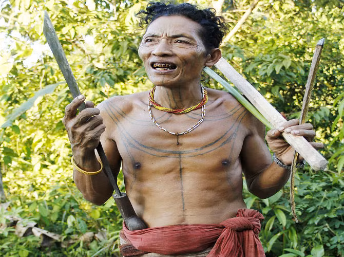 Người dân Mentawai xây nhà bằng tre, gỗ, cỏ và trang trí nhà bằng đầu lâu của những động vật mà họ săn bắt được. Bộ tộc kỳ dị này còn nổi tiếng với những hình xăm độc đáo trên cơ thể.