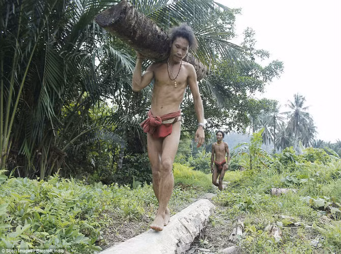 Người dân của bộ tộc có tục mài răng vì họ tin rằng làm như vậy khiến họ trở nên hấp dẫn hơn với người khác giới.