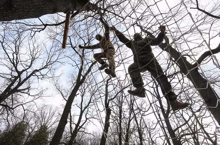 Các tình nguyện viên còn phải vượt qua thử thách leo lên trên những tấm lưới như thế này.
