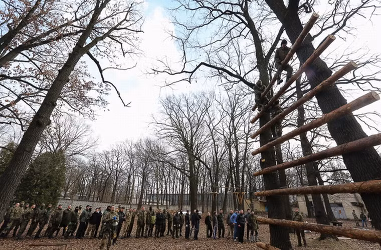 Tình nguyện viên của tiểu đoàn Azov leo rào trong bài tập vượt chướng ngại vật.