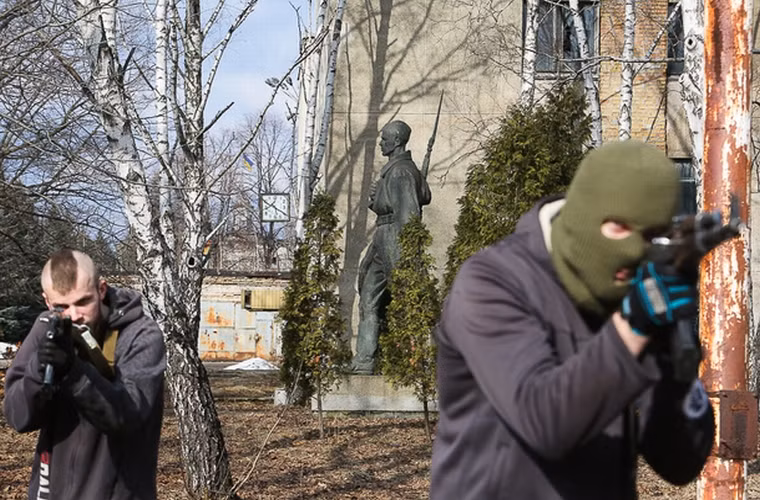 Sau đó, người tham gia được học cách sử dụng súng.