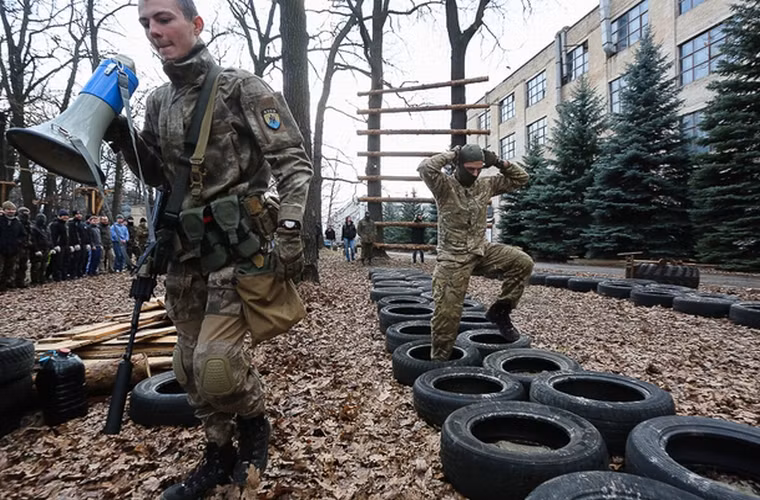 Người hướng dẫn đang biểu diễn cách vượt chướng ngại vật cho những người tham gia quan sát.