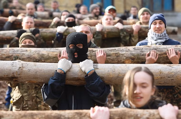 Phụ nữ cũng tham gia bài huấn luyện cơ bắp.